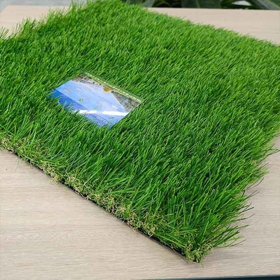 Proteção do ambiente 40 mm C Forma de paisagem Verde Erva artificial falsa com buracos de drenagem