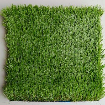 Erva artificial de 30 mm de altura de pilha com 200 pontos/m e cinco cores misturadas para esportes e lazer