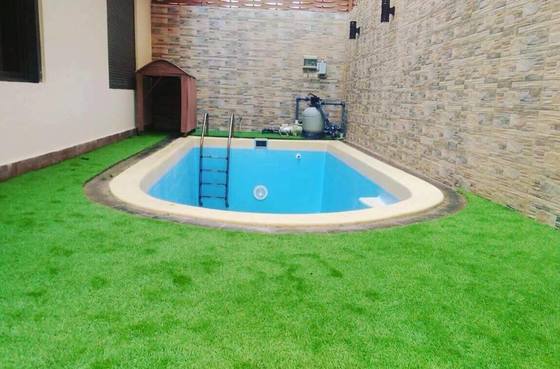 Erva artificial de 40 mm de altura de pilha com aparência realista e baixa manutenção para jardins e paisagismo