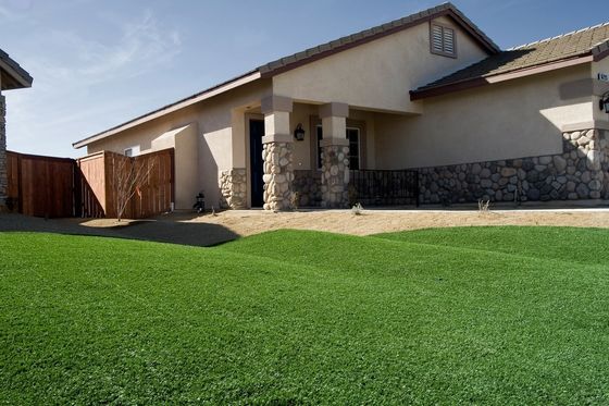 Grama artificial de altura de pilha de 30 mm com aparência realista e baixa manutenção para jardins