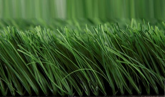 Grama artificial de futebol premium 11000 Pile Dtex com resistência UV e furos de drenagem por perfuração