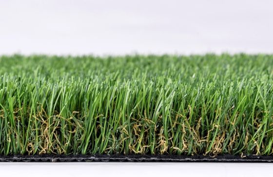 Grama artificial resistente aos raios UV com elevada permeabilidade à água e baixa manutenção para paisagismo
