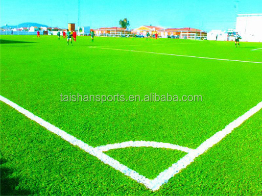 Grama esportiva artificial de alta densidade usada para campo de futebol com PU adesivo e tamanho personalizável
