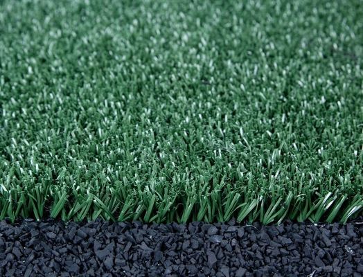 Material de PP 15 mm de altura de pilha Erva de futebol com 12000 Dtex e revestimento de PU para campos de esportes ao ar livre