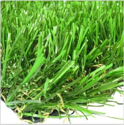 Erva artificial de paisagem ecológica resistente aos raios UV com suporte personalizável para jardins e campos ao ar livre