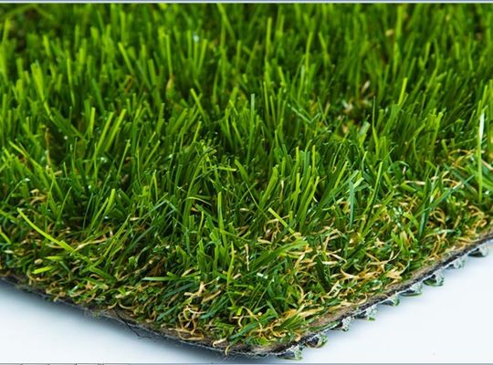 Erva artificial de paisagem ecológica resistente aos raios UV com suporte personalizável para jardins e campos ao ar livre