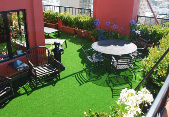 Baixa Manutenção Alta Permeabilidade Especificações Personalizáveis Grama Artificial para Parques Infantis e Jardins de Infância