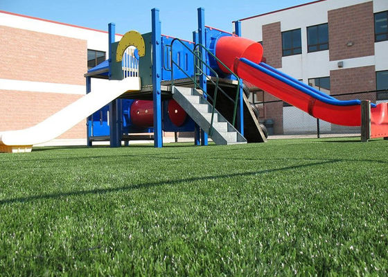 Grama artificial de 42 mm de altura de pilha com aparência realista e baixa manutenção para jardins e paisagismo