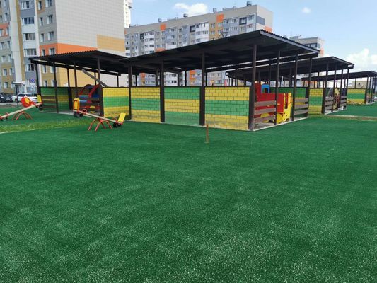 Grama artificial de 42 mm de altura de pilha com aparência realista e baixa manutenção para jardins e paisagismo