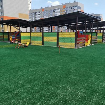 Grama Sintética de Tênis com 200 Pontos/M e Altura de Pelo de 20mm em Material de Polietileno Durável