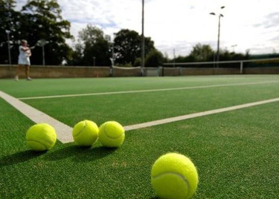 Grama artificial resistente aos raios UV para campos desportivos com instalação sem preenchimento