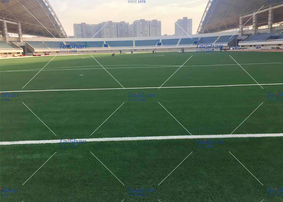 Erva artificial de alta densidade de 55 mm de altura de pilha certificada pela FIFA para campos de futebol com baixa manutenção