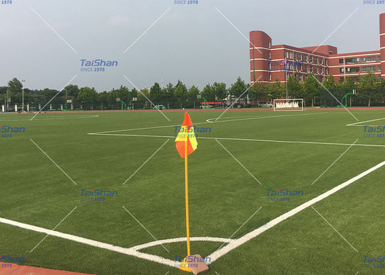Erva artificial de alta densidade de 55 mm de altura de pilha certificada pela FIFA para campos de futebol com baixa manutenção