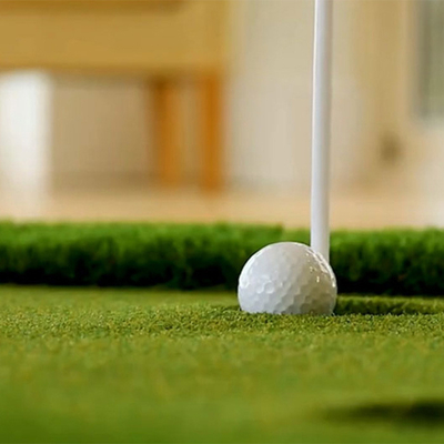Grama artificial de golfe verde de 13 mm para eventos esportivos com 230 pontos/m e 6500 Dtex
