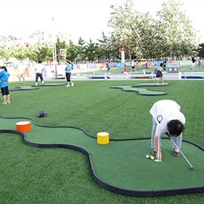 Grama artificial de golfe verde Dtex 6000 15mm Grama artificial com fibra curva para esportes e jardins