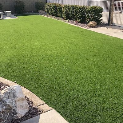 Altura do Pelo de 35mm 9600 Dtex Grama Artificial para Paisagismo para Atividades ao Ar Livre para Atacadistas e Distribuidores