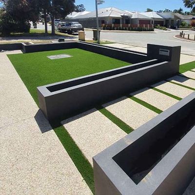 Erva artificial verde de lazer de 30 mm usada para área de animais de estimação ou jardins de telhado com resistência a UV e boa elasticidade