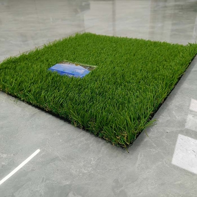 Use 35mm de Paisagem de Erva Verde Artificial para transformar suas áreas de lazer e quintais familiares