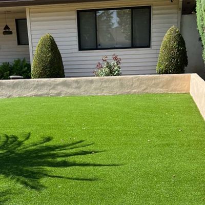 Grama artificial de 42 mm de altura de pilha com aparência realista e baixa manutenção para jardins e paisagismo