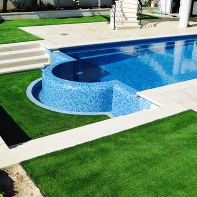 Use 35mm de Paisagem de Erva Verde Artificial para transformar suas áreas de lazer e quintais familiares