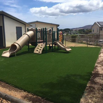 Campo de Jogos Não Tóxico Erva Artificial 45 mm Alturas de pilhas Erva Falsa Amigável ao Meio Ambiente Com Baixa Manutenção