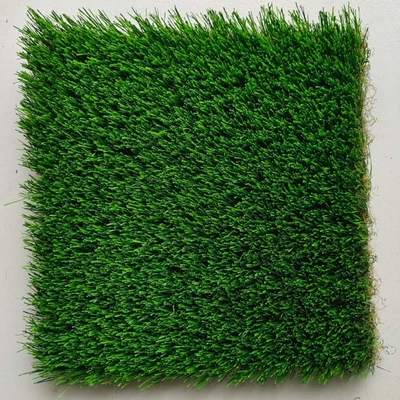 48 mm Altura da grama 180 pontos/m Grama verde falsa com grande resistência UV para espaços de lazer e tribunais ao ar livre