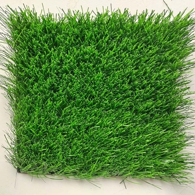 Grama artificial verde usada para esportes ao ar livre com grande resistência aos raios UV e baixa manutenção