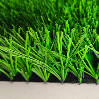 Grama artificial verde usada para esportes ao ar livre com grande resistência aos raios UV e baixa manutenção