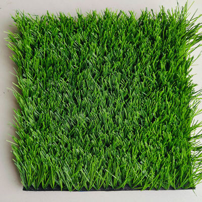 50 mm Altura da pilha Baixa manutenção Resistência UV Grama artificial para campos de futebol padrão