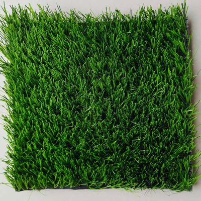 50 mm Altura da pilha Baixa manutenção Resistência UV Grama artificial para campos de futebol padrão