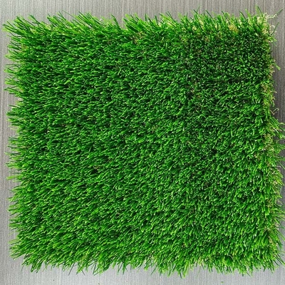 Toque suave, aparência natural e relva artificial duradoura adequada para jardins e parques