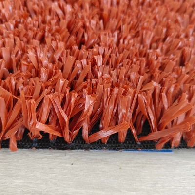 Tramo de madeira vermelho Ténis de grama artificial 6300 Dtex 25mm Rede de grama multifuncional de baixa manutenção