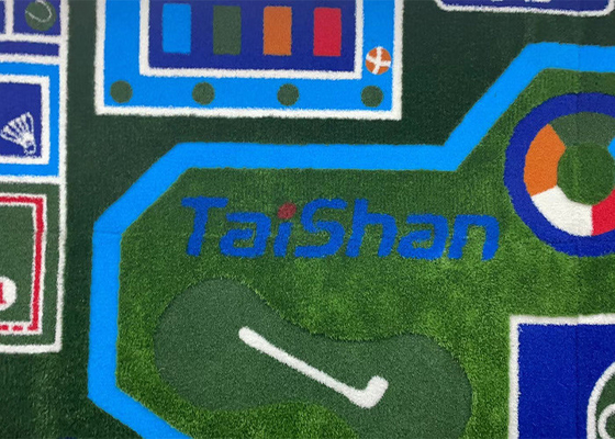 Imagens personalizadas Imagem de grama artificial Material de polietileno 17mm Resistência UV para qualquer ocasião