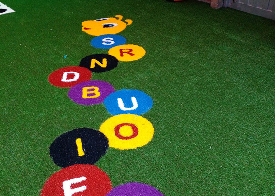Logotipo de relva artificial de 15 mm com imagem durável relva sintética personalizada para decoração de campos esportivos ou áreas de lazer