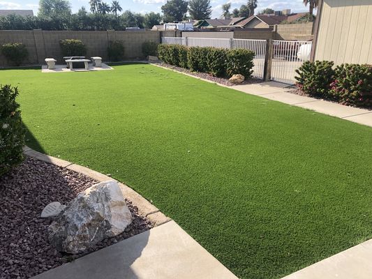 Erva artificial de 40 mm de altura de pilha com aparência realista e baixa manutenção para jardins e paisagismo