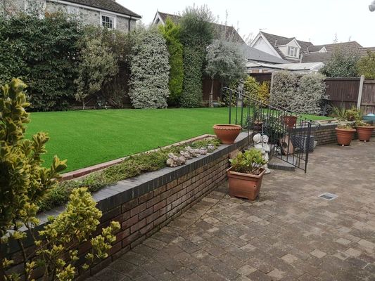 Erva artificial de 40 mm de altura de pilha com aparência realista e baixa manutenção para jardins e paisagismo