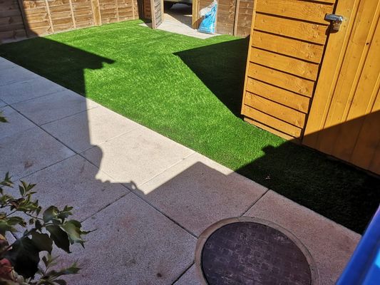 Erva artificial de 40 mm de altura de pilha com aparência realista e baixa manutenção para jardins e paisagismo