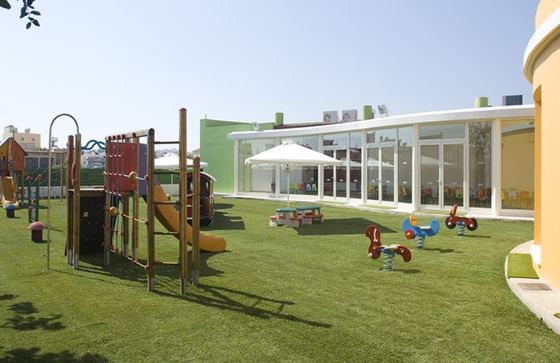 Erva artificial de 45 mm de altura com aparência realista e baixa manutenção para jardins