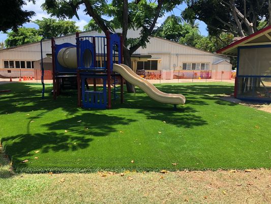 Grama artificial de altura de pilha de 30 mm com aparência realista e baixa manutenção para jardins