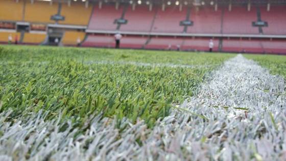 Grama artificial sem preenchimento para campos de futebol com grande permeabilidade à água para atacadistas e agentes locais