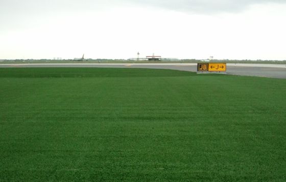 Relva artificial antiabrasão com altura de pilha de 40 mm para cenários de aeroporto