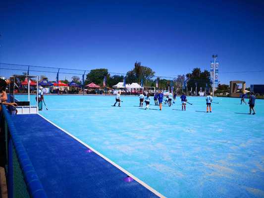 Grama artificial de hóquei certificada pela FIH com 14 mm de altura de pilha e spray de água para um jogo consistente