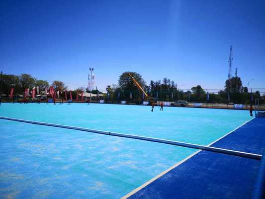 Grama artificial de hóquei certificada pela FIH com 14 mm de altura de pilha e spray de água para um jogo consistente