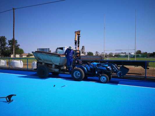 Grama artificial de hóquei certificada pela FIH com 14 mm de altura de pilha e spray de água para um jogo consistente