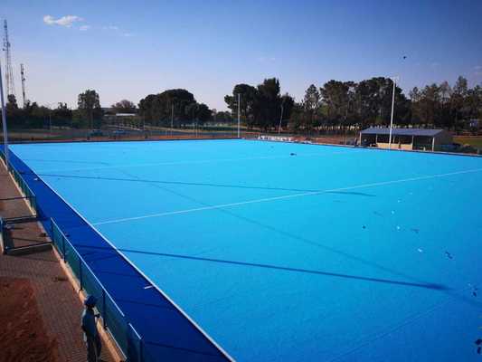 Grama artificial de hóquei certificada pela FIH com 14 mm de altura de pilha e spray de água para um jogo consistente