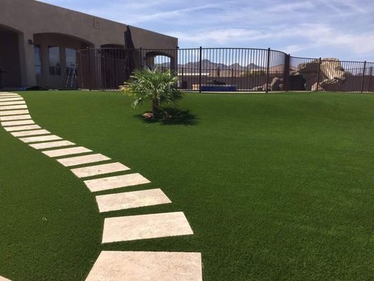 Erva artificial de paisagem de 40 mm de altura para manutenção diária zero e desempenho em todos os climas em jardins e pátios