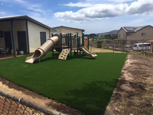 Erva artificial de paisagem de 40 mm de altura para manutenção diária zero e desempenho em todos os climas em jardins e pátios