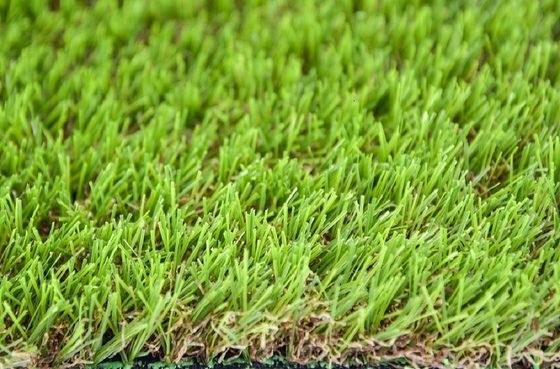 Erva artificial de paisagem de 40 mm de altura para manutenção diária zero e desempenho em todos os climas em jardins e pátios