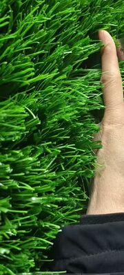 Grama artificial de futebol resistente a UV com 60 mm de altura de pilha e sem metais pesados para desempenho duradouro