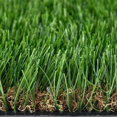 Erva artificial verde de lazer de 30 mm usada para área de animais de estimação ou jardins de telhado com resistência a UV e boa elasticidade